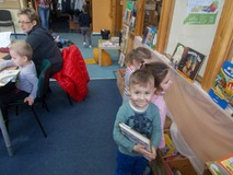 Dzieci oglądają książeczki