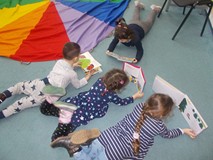 Dzieci oglądają książeczki