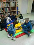 dzieci w czytelni