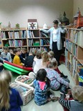 pani bibliotekarka z dziećmi