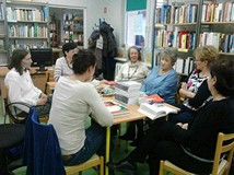 Panie rozmawiają o książce