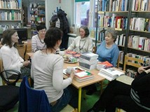 Panie rozmawiają o książce