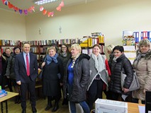 Uczestnicy  powiatowej konferencji nt. czytelnictwa w bibliotekach powiatu koszalińskiego zwiedzają 