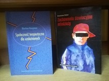 NA ZDJĘCIU KSIĄŻKI