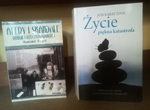 NA ZDJĘCIU KSIĄŻKI