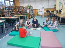 Dzieci poznają angielskie słownictwo dotyczące Walentynek