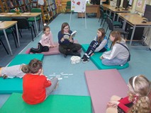 Bibliotekarka czyta fragment o dniu zakochanych