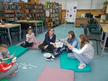 Dzieci poznają ciekawostki dotyczące Walentynek