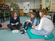 Dziewczynka czyta ciekawostkę o święcie zakochanych