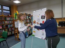 Dziewczynka tłumaczy słowo po angielsku