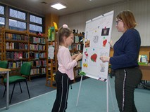 Dziewczynka tłumaczy słowo po angielsku