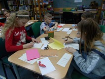 Dzieci wykonują walentynki