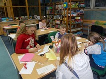 Dzieci wykonują walentynki