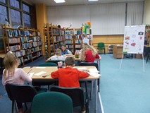 Dzieci wykonują walentynki