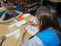 Dzieci wykonują walentynki