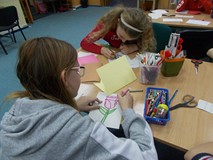 Dzieci wykonują walentynki