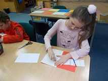 Dziewczynka wykonuje walentynkę