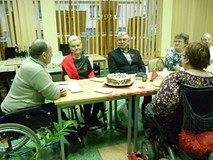 uczestnicy siedzą przy stołach i rozmawiają