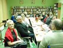 uczestnicy siedzą przy stołach