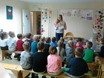 pani bibliotekarka czyta dzieciom książkę