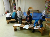 dzieci wykonują prace plastyczne