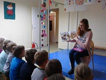 bibliotekarka czyta dzieciom książkę