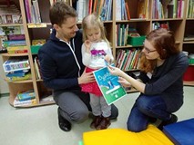 Mała Czytelniczka otrzymuje dyplom od bibliotekarki