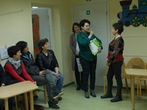 Na zdjęciu koleżanki z pracy wręczają prezenty