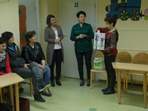 Na zdjęciu Basia Kuczma ogląda prezenty od koleżanek