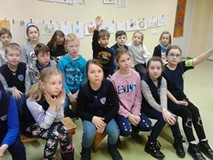 Dzieci słuchają bibliotekarki