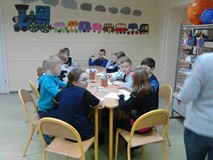 Dzieci wykonują prace plastyczne