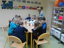 Dzieci wykonują prace plastyczne