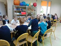 Dzieci wykonują prace plastyczne