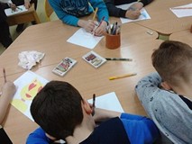 Dzieci wykonują prace plastyczne