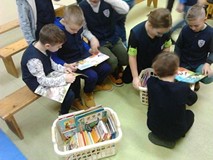 Dzieci oglądają książli