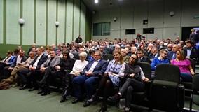 Publiczność zgromadzona na projekcji filmu „Żelazny” - Legenda Wileńskiej Partyzantki