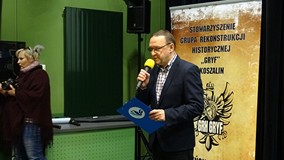 Dyrektor Koszalińskiej Biblioteki Publicznej, Dariusz Pawlikowski wita publiczność zgromadzoną na fi