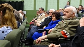 Publiczność zgromadzona na projekcji filmu „Żelazny” - Legenda Wileńskiej Partyzantki
