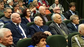 Publiczność zgromadzona na projekcji filmu „Żelazny” - Legenda Wileńskiej Partyzantki
