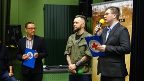 Od prawej: Twórcy filmu „Żelazny”... Marcin Maślanka i Arkadiusz Pater, dalej Dyrektor KBP Dariusz P
