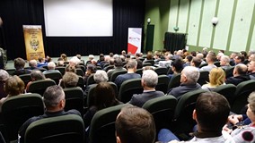 Publiczność zgromadzona na projekcji filmu „Żelazny” - Legenda Wileńskiej Partyzantki