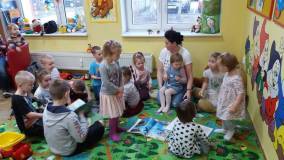Czytanie książek o dinozaurach