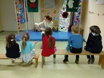 Dzieci słuchają bibliotekarki