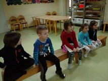 Dzieci słuchają bibliotekarki