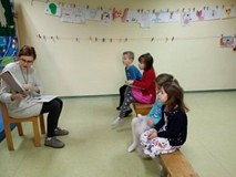 Dzieci słuchają bibliotekarki