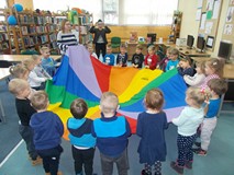 Wspólna zabawa z chustą animacyjną