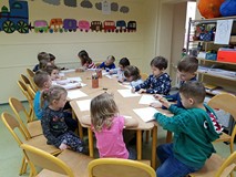 Dzieci wykonują prace plastyczne