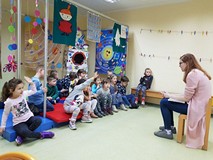 bibliotekarka czyta dzieciom książkę