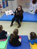 pani bibliotekarka czyta książkę dzieciom