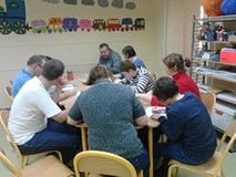 Uczestnicy zajęć pracują